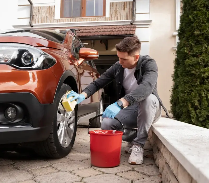 Lavage auto à domicile Chamelet : professionnel intervenant sur un véhicule